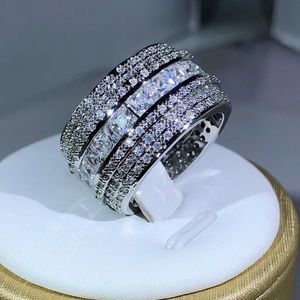 GORGEOUS INFINITY BAGUETTE RING